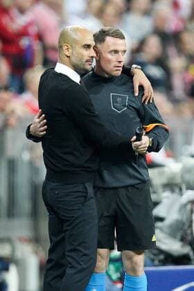 l-r: Chef-Trainer Pep Guardiola (FC Bayern Muenchen) und Stuart Burt (vierter Officielle Schiedsrichter) , FC Bayern Muenchen vs. FC Barcelona Barca Fussball, Champions League, 12.05.2015 , Copyright: Kolbert Eibner-Pressefoto EP_CKT