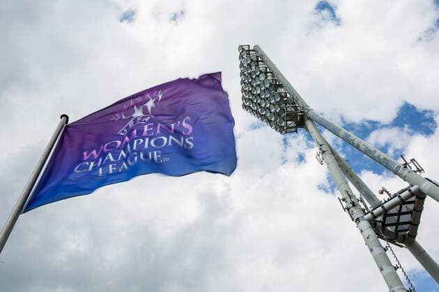 Berlin, Deutschland, 13.05.2015: Fußball Frauen Championsleague 2014 2015 - UEFA Women s Championsleague Final 2015 - Vorschau. Fahne mit dem Logo der Championsleague weht. Im Hintergrund der Flurlichtmasten vom Friedrich-Ludwig-Jahn-Sportpark