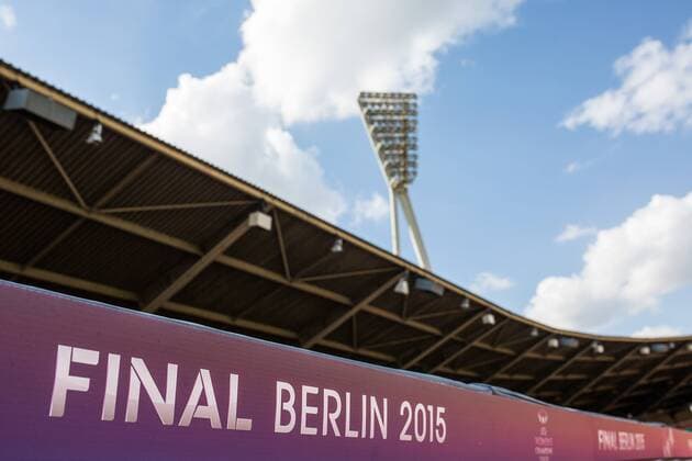 Berlin, Deutschland, 13.05.2015: Fußball Frauen Championsleague 2014 2015 - UEFA Women s Championsleague Final 2015 - Vorschau. Schriftzug Finale Berlin 2015 , im Hintergrund Flutlichtmasten