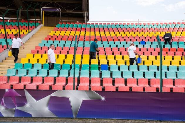 Berlin, Deutschland, 13.05.2015: Fußball Frauen Championsleague 2014 2015 - UEFA Women s Championsleague Final 2015 - Vorschau. Arbeiter wischen die Sitzschalen im Friedrich-Ludwig-Jahn-Sportpark