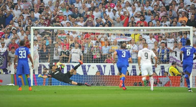 13.05.2015, Fussball UEFA Champions League 1 2 Finale, Real Madrid - Juventus Turin, v.l. Gianluigi Buffon (Juventus) - Penalty shot Cristiano Ronaldo (Real Madrid) for 1-0