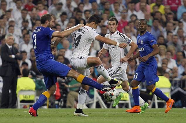 Partido de futbol entre el Real Madrid y la Juventus de Turin de vuelta de semifinales de la Champions League 2014 2015, celebrado en el estadio Santiago Bernabeu, en Madrid 13 05 2015. Soccer match between Real Madrid and Juventus, second round of semi finals of the 2014 2015 Champions League, held at the Santiago Bernabeu stadium, in Madrid 05 13 2015. Chicharito 
