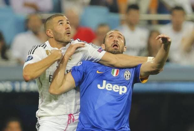 Karim BENZEMA, Real 9 Zweikampf , Aktion um den Ball gegen Giorgio CHIELLINI, JUVE 3 REAL MADRID - JUVENTUS TURIN 1-1 damit Juve im Finale (2-1 Hinspiel) Fussball UEFA Champions League, Halbfinale Rueckspiel, Madrid, 13.05.2015 CL Saison 2014 2015,