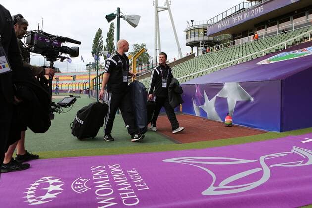 14.05.2015, xjfx, Fussball UEFA Champions League Womans, 1.FFC Frankfurt - FC Paris St. Germain , v.l.Mario Gros Torwarttrainer FFC Frankfurt, Trainer Head Coach Colin Bell (1.FFC Frankfurt)
