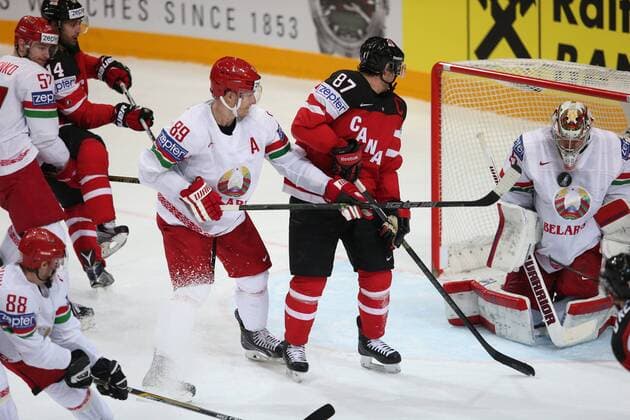 Ice hockey Eishockey - IIHF Ice Hockey WC 2015 PRAGUE,CZECH REPUBLIC,14.MAY.15 - ICE HOCKEY - IIHF World Ice Hockey Championships, international match Länderspiel quarterfinal, Canada vs Belarus. Image shows Yevgeni Kovyrshin, Ivan Usenko, Jordan Eberle (CAN), Dmitri Korobov (BLR), Sidney Crosby (CAN) and Kevin Lalande (BLR). GEPAxpictures xAndreasxPranter 