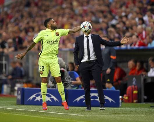 12.05.2015, Fussball Championsleague 2014 2015, Halbfinale Rückspiel, FC Bayern München - FC Barcelona Barca in der Allianz-Arena München. Trainer Luis Enrique (Barcelona) in Rage, Dani Alves (Barcelona) fängt den Ball. 