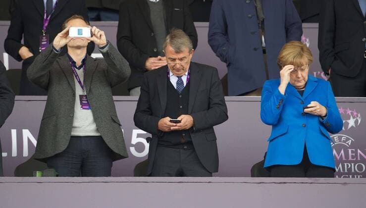 Fussball Berlin 14.05.2015 Saison 2014 2015 Champions League Finale der Frauen 1. FFC Frankfurt - Paris Saint-Germain Michael Müller Wolfgang Niersbach Angela Merkel vlnr