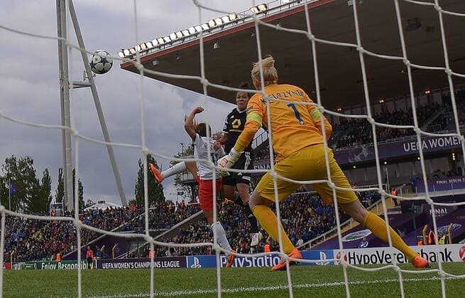 14.05.2015, xjhx, Fussball UEFA Champions League Womans, 1.FFC Frankfurt - FC Paris St. Germain , v.l. Jessica Houara-DÕHommeaux (Paris Saint-Germain), Celia Sasic (1.FFC Frankfurt), Katarzyna Kiedrzynek (Paris Saint-Germain) Goal scored, Tor zum 1:0