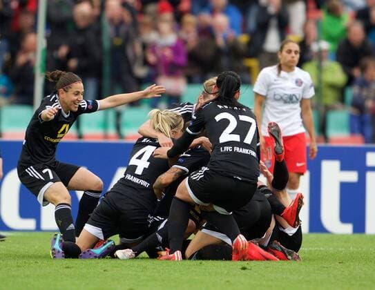 Fussball Berlin 14.05.2015 Saison 2014 2015 Champions League Finale der Frauen 1. FFC Frankfurt - Paris Saint-Germain Jubel nach dem Tor zum 1:0 durch Celia Sasic (1.FFC Frankfurt, No.09) verdeckt