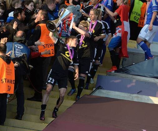 14.05.2015, xfux, Fussball UEFA Champions League Womans, 1.FFC Frankfurt - FC Paris St. Germain , v.l. Bianca Schmidt (1.FFC Frankfurt) jubeln jubelt nach Spielende mit Pokal