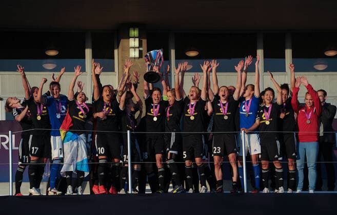 Siegerehrung: Das Siegerteam von FFC Frankfurt feiert den Triumph. Kapitaenin Kerstin GAREFREKES (FFC) mit dem Pokal. Fussball international UEFA Frauen Championsleague, Saison 2014 2015, FINALE: 1.FFC Frankfurt - Paris Saint-Germain im Ludwig-Jahn-Sportpark in Berlin, Deutschland am 14.05.2015,