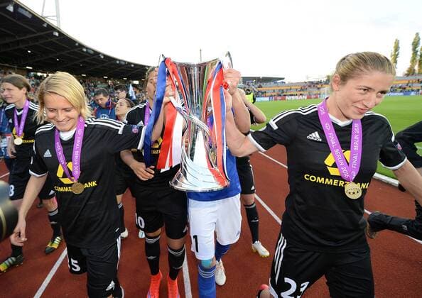 14.05.2015, xfux, Fussball UEFA Champions League Womans, 1.FFC Frankfurt - FC Paris St. Germain , v.l. Saskia Bartusiak (1.FFC Frankfurt), Bianca Schmidt (1.FFC Frankfurt) jubeln jubelt nach Spielende mit Pokal
