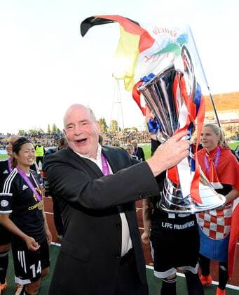 14.05.2015, xfux, Fussball UEFA Champions League Womans, 1.FFC Frankfurt - FC Paris St. Germain , v.l. Manager Siegfried Dietrich (1.FFC Frankfurt) jubeln jubelt nach Spielende mit Pokal