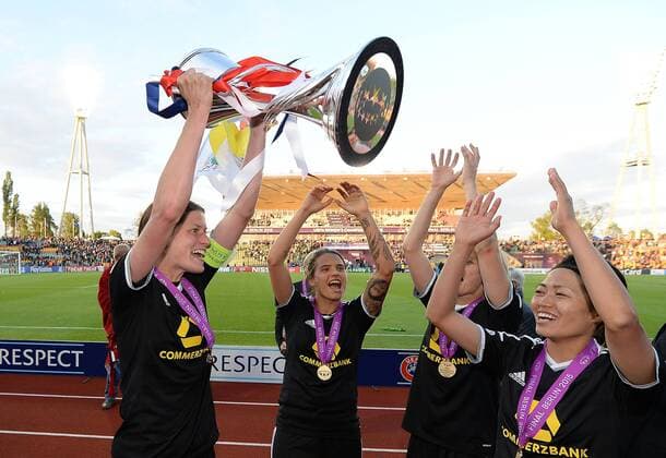 14.05.2015, xfux, Fussball UEFA Champions League Womans, 1.FFC Frankfurt - FC Paris St. Germain , v.l. Kerstin Garefrekes (1.FFC Frankfurt), Dzsenifer Marozsan (1.FFC Frankfurt) jubeln jubelt nach Spielende mit Pokal