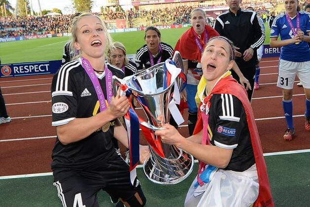 14.05.2015, xfux, Fussball UEFA Champions League Womans, 1.FFC Frankfurt - FC Paris St. Germain , v.l. Kathrin-Julia Hendrich (1.FFC Frankfurt), Veronica Boquete (1.FFC Frankfurt) jubeln jubelt nach Spielende mit Pokal