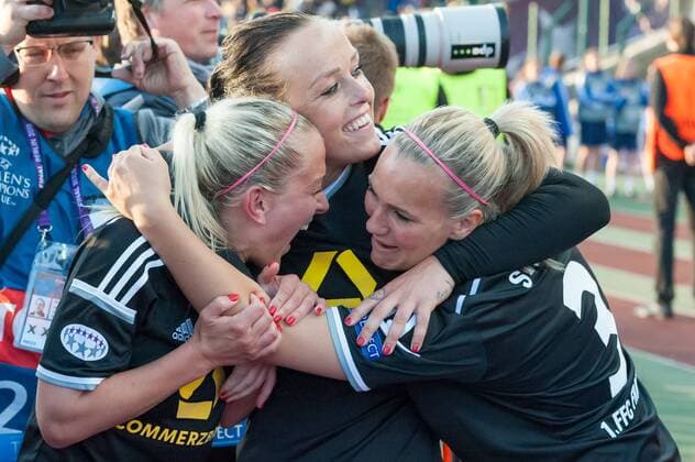 v.li.: Mandy Islacker (1. FFC Frankfurt), Peggy Kuznik (1. FFC Frankfurt) und Laura Störzel (1. FFC Frankfurt) freuen sich über den Sieg, liegen sich in den Armen, Fussball, UEFA Women s Champions League, 1. FFC Frankfurt - Paris Saint-Germain, xobx