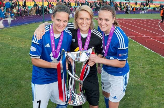 v.li.: Torhüterin Desiree Schumann (1. FFC Frankfurt), Saskia Bartusiak (1. FFC Frankfurt) und Torhüterin Anke Preuß (1. FFC Frankfurt) mit dem Pokal, zeigen den Pokal, Fussball, UEFA Women s Champions League, 1. FFC Frankfurt - Paris Saint-Germain, xobx