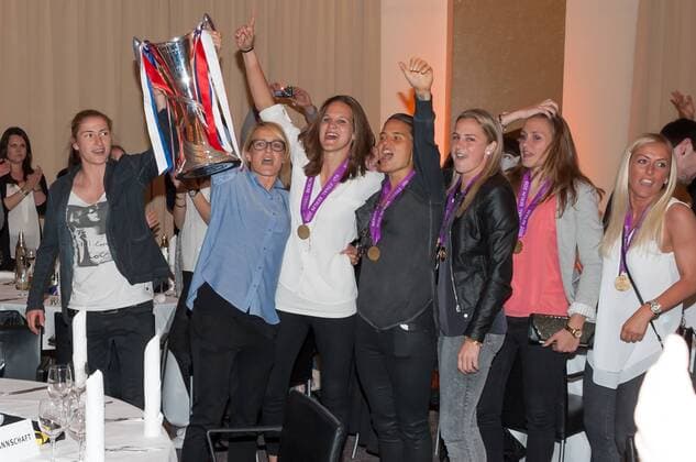 Die Spielerinnen des 1. FFC Frankfurt feiern den Sieg auf der Siegesfeier, zeigen den Pokal, Fussball, UEFA Women s Champions League, 1. FFC Frankfurt - Paris Saint-Germain, xobx