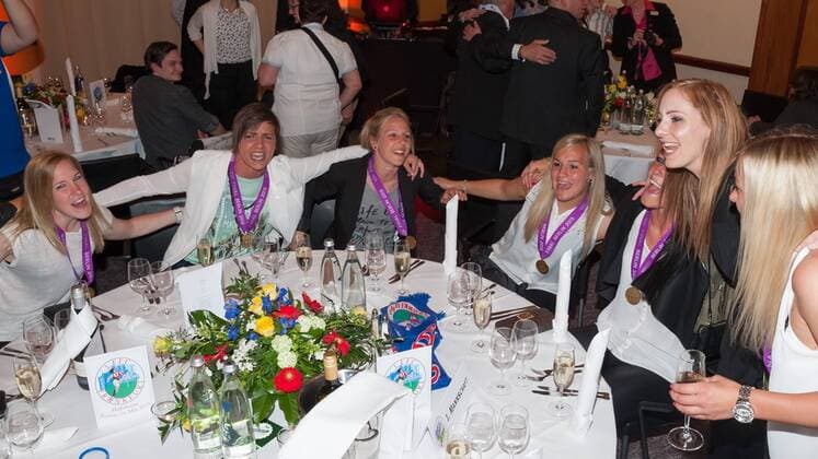 v.li.: Marith Prießen (1. FFC Frankfurt), Torhüterin Anne-Kathrine Kremer (1. FFC Frankfurt), Svenja Huth (1. FFC Frankfurt) und Laura Störzel (1. FFC Frankfurt) singen We Are The Champions auf der Mannschaftsfeier, Siegesfeier, Fussball, UEFA Women s Champions League, 1. FFC Frankfurt - Paris Saint-Germain, xobx