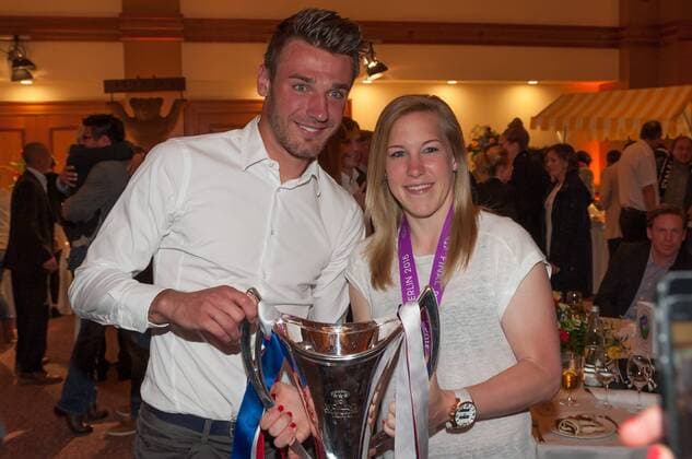 v.li.: Markus Müller (Kickers Offenbach) zeigt mit seiner Freundin Marith Prießen (1. FFC Frankfurt) den Pokal auf der Mannschaftsfeier, Siegesfeier, Fussball, UEFA Women s Champions League, 1. FFC Frankfurt - Paris Saint-Germain, xobx