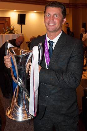 Trainer Colin Bell (1. FFC Frankfurt) zeigt sztolz den Pokal auf der Mannschaftsfeier, Siegesfeier, Fussball, UEFA Women s Champions League, 1. FFC Frankfurt - Paris Saint-Germain, xobx