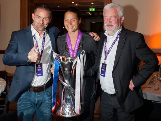 Dzsenifer Marozsan (1. FFC Frankfurt, m.) mit dem Pokal auf der Mannschaftsfeier, Siegesfeier, Fussball, UEFA Women s Champions League, 1. FFC Frankfurt - Paris Saint-Germain, xobx