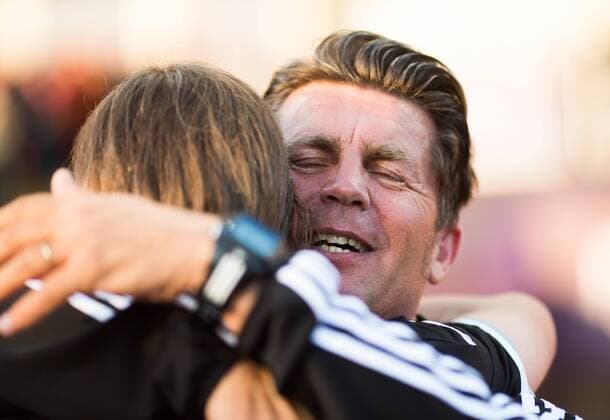 Berlin, Deutschland, 14.05.2015: Fußball Frauen Championsleague 2014 2015 - 1. FFC Frankfurt - Paris Saint Germain - UEFA Womens Championsleague Final 2015. Trainer Colin Bell (Frankfurt) und Kerstin Garefrekes (Frankfurt 18) bejubeln den Sieg im Finale der UEFA Women s Championsleague 2015