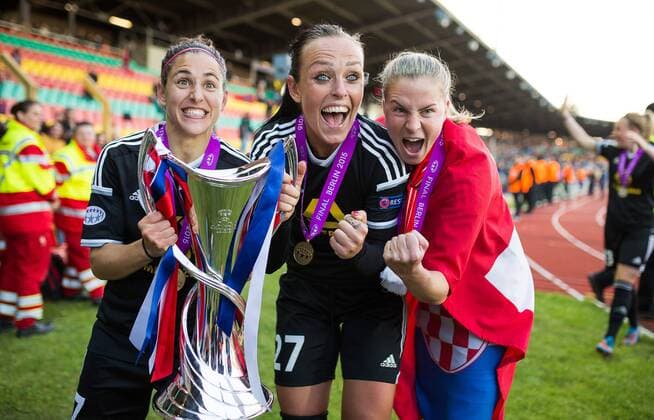 Berlin, Deutschland, 14.05.2015: Fußball Frauen Championsleague 2014 2015 - 1. FFC Frankfurt - Paris Saint Germain - UEFA Womens Championsleague Final 2015. v.li. Vero Boquete (Frankfurt 7), Peggy Kuznik (Frankfurt 27) und Ana-Maria Crnogorcevic (1.FFC Frankfurt) bejubeln den Sieg im Finale der UEFA Women s Championsleague 2015 imt Pokal