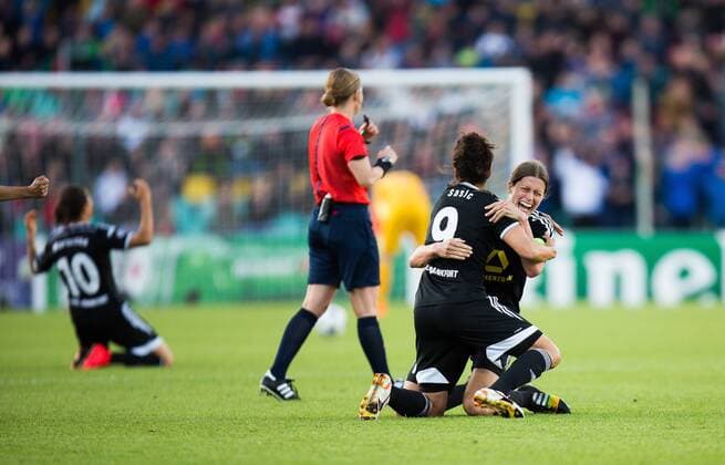 Berlin, Deutschland, 14.05.2015: Fußball Frauen Championsleague 2014 2015 - 1. FFC Frankfurt - Paris Saint Germain - UEFA Womens Championsleague Final 2015. Schlussjubel Frankfurt mit Celia Sasic (Frankfurt 9) und Kerstin Garefrekes (Frankfurt 18)