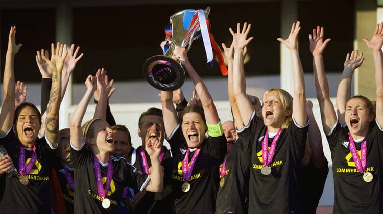 Fussball Damen Berlin 14.05.2015 Friedrich Ludwig Jahn Sportpark UEFA Damen Champions League Finale 1 FFC Frankfurt geg Paris Saint Germain 2 : 1 Pokaluebergabe Sieger Champions League Sieger FFC Frankfurt vlnr Ana Maria CRNOGORCEVIC 21 FFC Svenja HUTH 15 FFC Colin BELL Trainer FFC Kerstin GAREFREKES 18 FFC Siegfried DIETRICH Manager FFC Saskia BARTUSIAK 25 FFC Bianca SCHMIDT 23 FFC