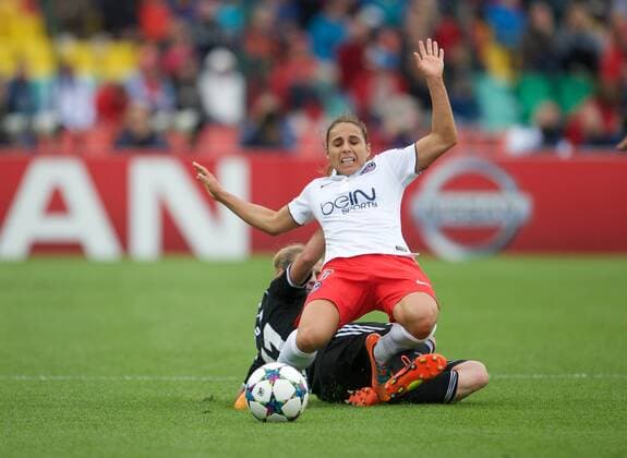Fussball Berlin 14.05.2015 Saison 2014 2015 Champions League Finale der Frauen 1. FFC Frankfurt - Paris Saint-Germain Jessica Houara d Hommeaux (Paris, No.11) Simone Laudehr (1.FFC Frankfurt, No.11) verdeckt