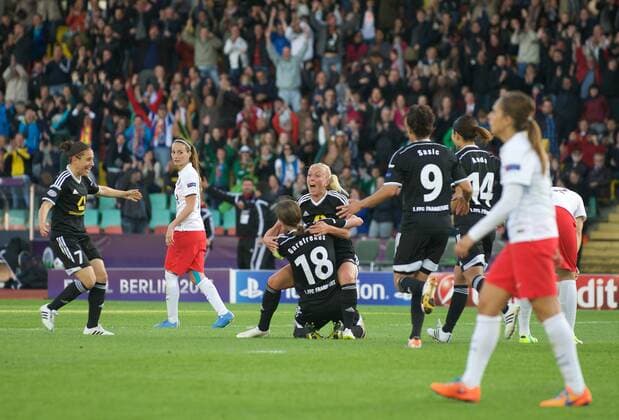 Fussball Berlin 14.05.2015 Saison 2014 2015 Champions League Finale der Frauen 1. FFC Frankfurt - Paris Saint-Germain Jubel Frankfurt nach dem 2:1 durch Mandy Islacker (1.FFC Frankfurt, No.17) Kerstin Garefrekes (1.FFC Frankfurt, No.18) Celia Sasic (1.FFC Frankfurt, No.09) Veronica Boquete (1.FFC Frankfurt, No.07) li.