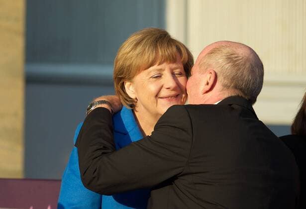 Fussball Berlin 14.05.2015 Saison 2014 2015 Champions League Finale der Frauen 1. FFC Frankfurt - Paris Saint-Germain Siegerehrung Angela Merkel (Bundeskanzlerin) wird von Siegfried Dietrich (Manager Frankfurt) geküsst