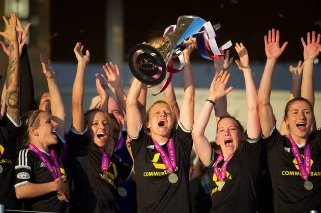 Fussball Berlin 14.05.2015 Saison 2014 2015 Champions League Finale der Frauen 1. FFC Frankfurt - Paris Saint-Germain Siegerehrung Frankfurt ist Cahmpions League Sieger 2015 mi. mit Pokal