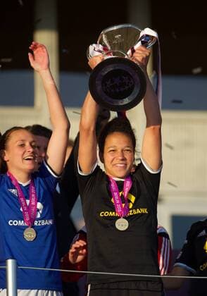 Fussball Berlin 14.05.2015 Saison 2014 2015 Champions League Finale der Frauen 1. FFC Frankfurt - Paris Saint-Germain Siegerehrung Frankfurt ist Cahmpions League Sieger 2015 Celia Sasic (1.FFC Frankfurt, No.09) mi. mit Pokal