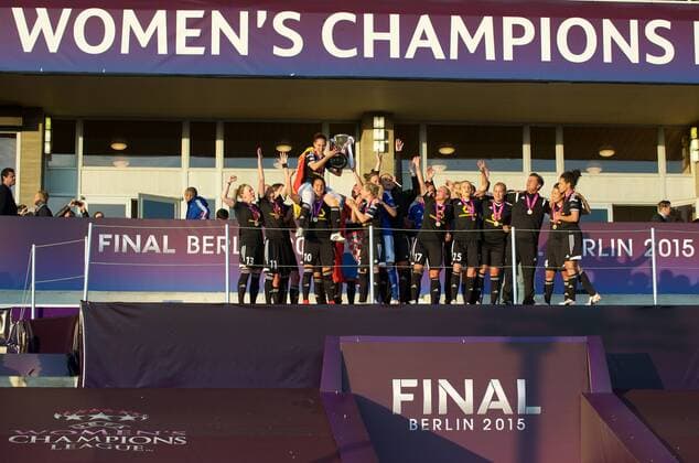 Fussball Berlin 14.05.2015 Saison 2014 2015 Champions League Finale der Frauen 1. FFC Frankfurt - Paris Saint-Germain Siegerehrung Frankfurt ist Cahmpions League Sieger 2015 Veronica Boquete (1.FFC Frankfurt, No.07) mi. mit Pokal Marith Priessen (1.FFC Frankfurt, No.13) Simone Laudehr (1.FFC Frankfurt, No.11) Kerstin Garefrekes (1.FFC Frankfurt, No.18) Dzsenifer Marozsan (1.FFC Frankfurt, No.10) fbfff15 Desiree Schumann (1.FFC Frankfurt, No.01) Mandy Islacker (1.FFC Frankfurt, No.17)