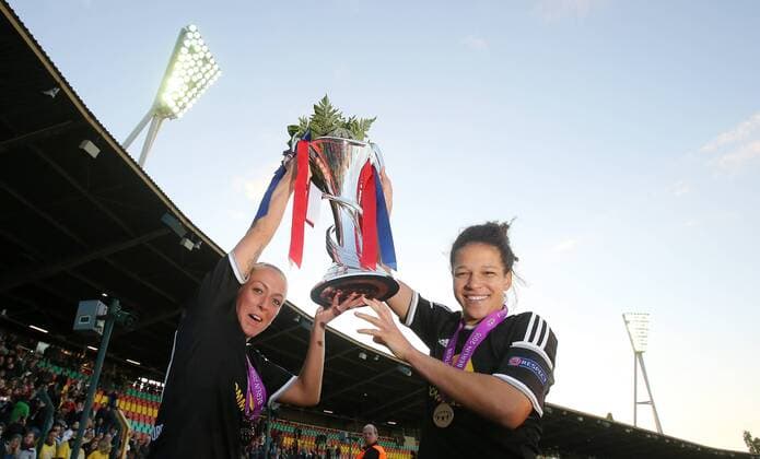 Celia Sasic (Frankfurt), rechts, links Mandy Islacker (Frankfurt), jubeln mit dem Pokal 1.FCC Frankfurt - Paris Sain-Germain UEFA Womens Champions League, CL, Finale, Saison 2014 2015, Fußball, Fussball, soccer, Frauen, Dänen, Deutschland, Germany, Berlin, 14.5.2015 Ludwig-Jahn-Stadion