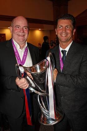 v.li.: Manager Siegfried Dietrich (1. FFC Frankfurt) und Trainer Colin Bell (1. FFC Frankfurt) mit Pokal lacht, Lächeln, Freude , Fussball, UEFA Women s Champions League, 1. FFC Frankfurt - Paris Saint-Germain, xmrx