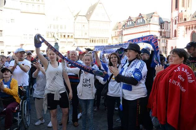 15.05.2015, xhbx, Fussball UEFA Champions League Womans, 1.FFC Frankfurt empfang im Roemer, v.l. FFC Frankfurt Fans