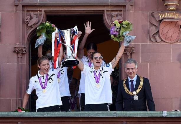 15.05.2015, xhbx, Fussball UEFA Champions League Womans, 1.FFC Frankfurt empfang im Roemer, v.l. Bianca Schmidt (1.FFC Frankfurt), Desire Schumann (1.FFC Frankfurt), OB Feldmann
