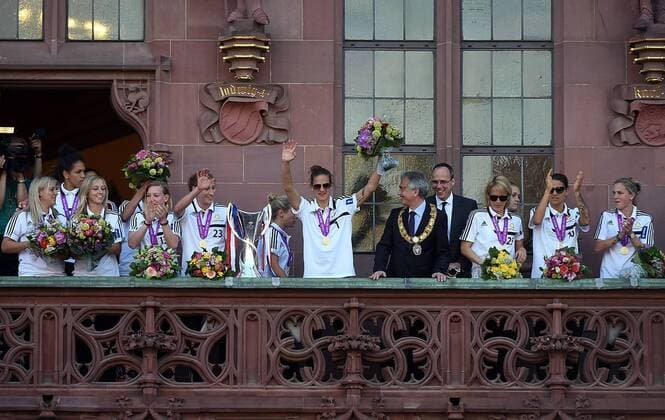 15.05.2015, xhbx, Fussball UEFA Champions League Womans, 1.FFC Frankfurt empfang im Roemer, v.l. Spielerinnen der 1. Mannschaft vom 1.FFC Frankfurt mit OB Feldmann