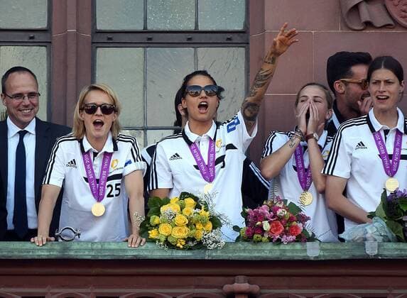 15.05.2015, xhbx, Fussball UEFA Champions League Womans, 1.FFC Frankfurt empfang im Roemer, v.l. Saskia Bartusiak (1.FFC Frankfurt), Dzsenifer Marozsan (1.FFC Frankfurt), Ana-Maria Crnogorcevic (1.FFC Frankfurt), Kerstin Garefrekes (1.FFC Frankfurt)