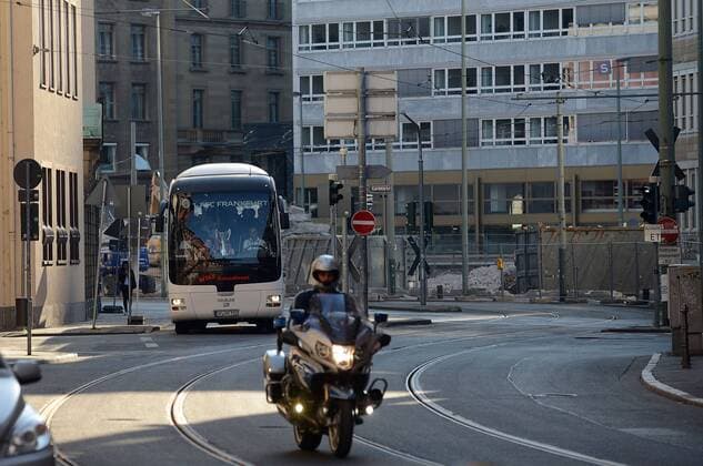 15.05.2015, xjhx, Fussball UEFA Champions League Womans, 1.FFC Frankfurt empfang im Roemer, v.l. FFC Fansbus kommt in der Stadt an