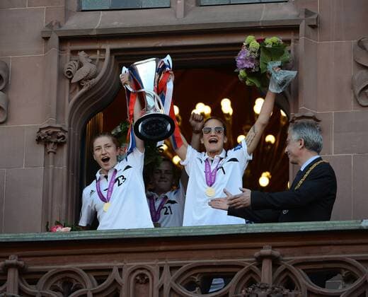 15.05.2015 Frankfurt am Main, Römer Kaisersaa UEFA Women’s Champions League Sieger 1. FFC Frankfurt wie im Römer empfangen Schmidt, Bianca und Schumann, Desirée ( FFC Frankfurt) mit dem Pokal