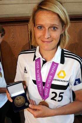 15.05.2015 Frankfurt am Main, Römer Kaisersaa UEFA Women’s Champions League Sieger 1. FFC Frankfurt wie im Römer empfangen Saskia Bartusiak ( FFC Frankfurt) mit der Medaille