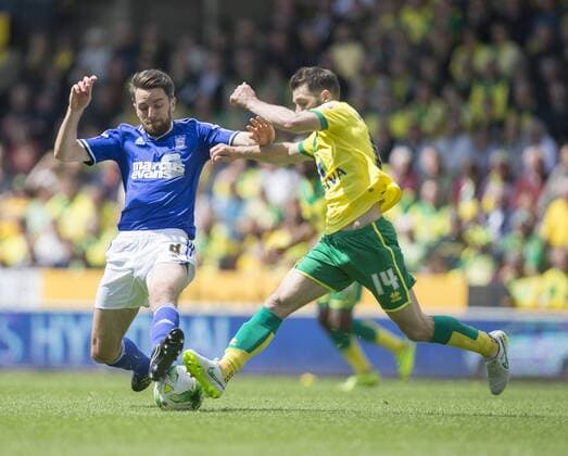 16.05.2015. Ipswich, England. Skybet Championship Play Off 2nd Leg. Norwich versus Ipswich. Ipswich Town s Cole Skuse (left) challenges Norwich City s Wesley Hoolahan. xNigelxCookex  ActionPlus11621334