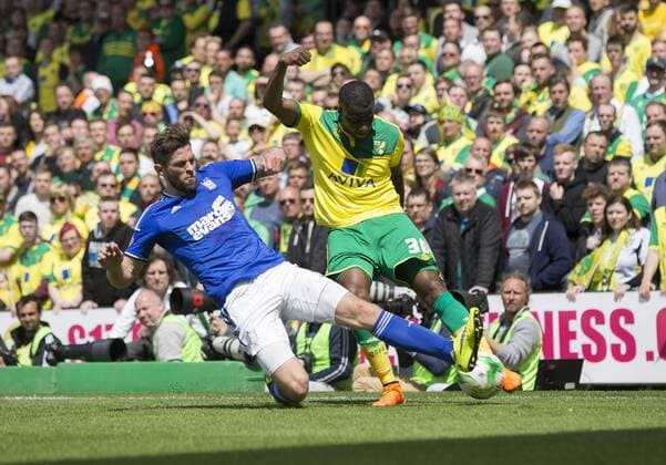 16.05.2015. Ipswich, England. Skybet Championship Play Off 2nd Leg. Norwich versus Ipswich. Ipswich Town s Daryl Murphy blocks the clearance from Norwich City s S& xe9;bastien Bassong. xNigelxCookex  ActionPlus11621335