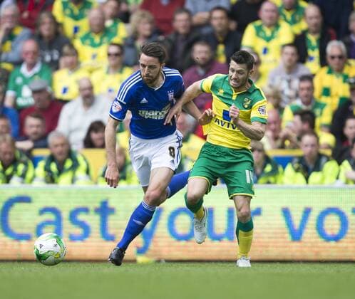 16.05.2015. Ipswich, England. Skybet Championship Play Off 2nd Leg. Norwich versus Ipswich. Ipswich Town s Cole Skuse (left) and Norwich City s Wesley Hoolahan battle for the ball. xNigelxCookex  ActionPlus11621336