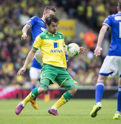 16.05.2015. Ipswich, England. Skybet Championship Play Off 2nd Leg. Norwich versus Ipswich. Norwich City s Bradley Johnson holds the ball up under pressure. xNigelxCookex  ActionPlus11621339