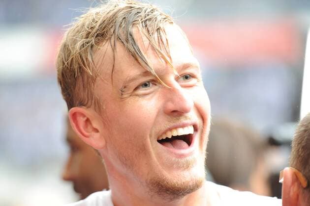 Duisburg, Deutschland 16. Mai 2015: 3. Liga 14 15 - MSV Duisburg vs. Holstein Kiel. freunde beim Spieler Thomas Meißner (Duisburg) zum Aufstieg in die 2 Bundesliga. ot